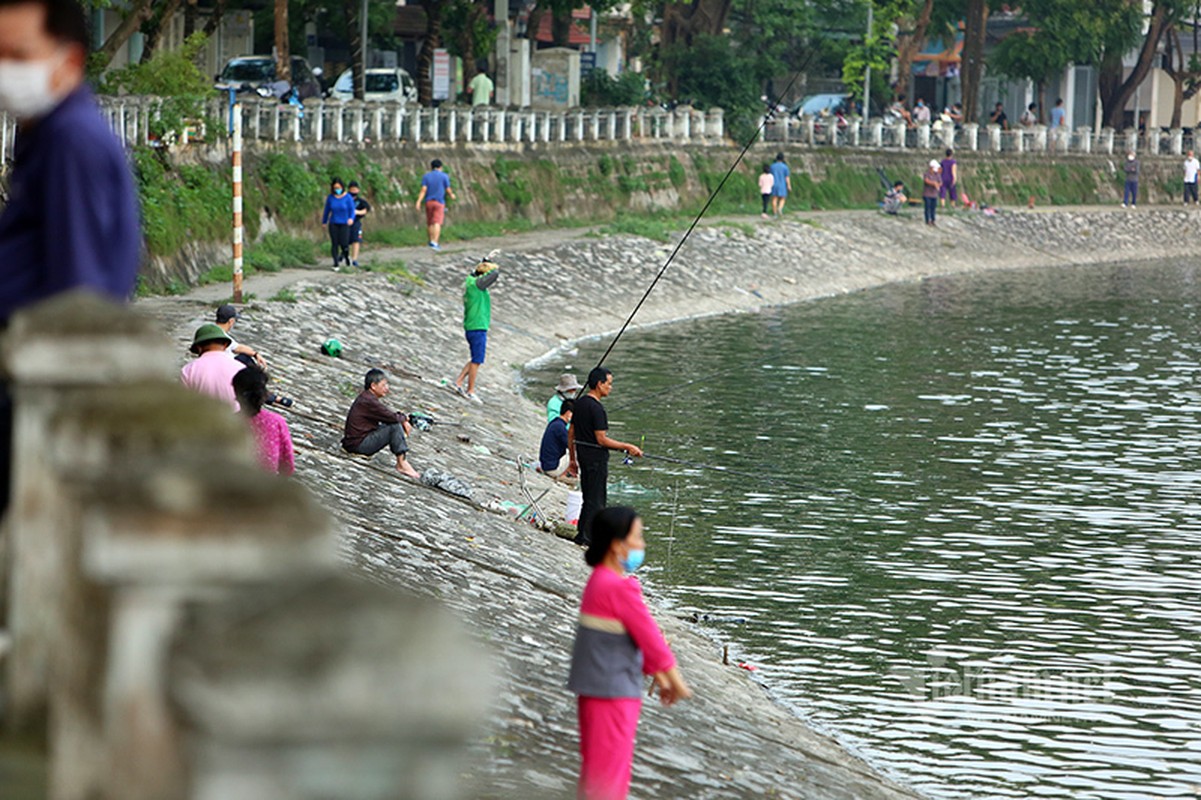 Ly do cac ao ho o Ha Noi dong nguoi bat thuong giua lenh cach ly xa hoi-Hinh-3