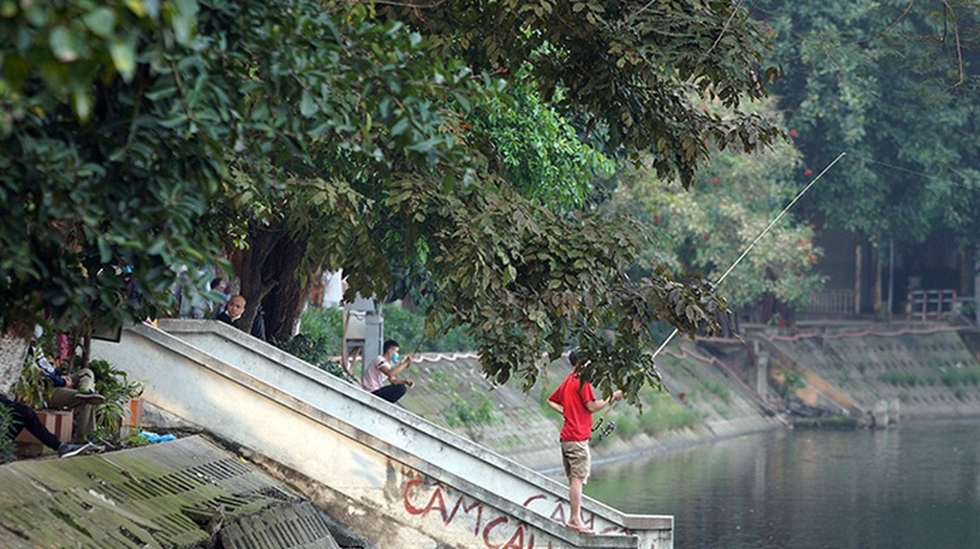 Ly do cac ao ho o Ha Noi dong nguoi bat thuong giua lenh cach ly xa hoi