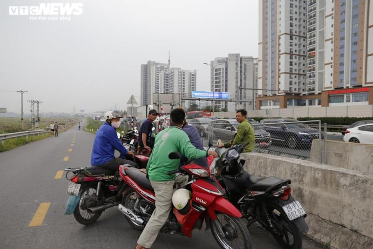 Tac dai hang km o cao toc Phap Van, khach met moi cho xuong xe-Hinh-9