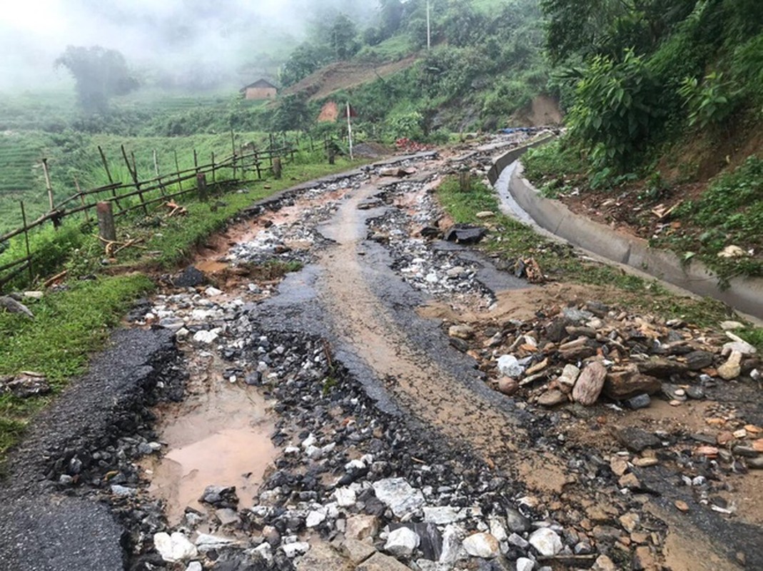 Canh mua lu keo dai tai Lao Cai gay sat lo, ngap ung nghiem trong