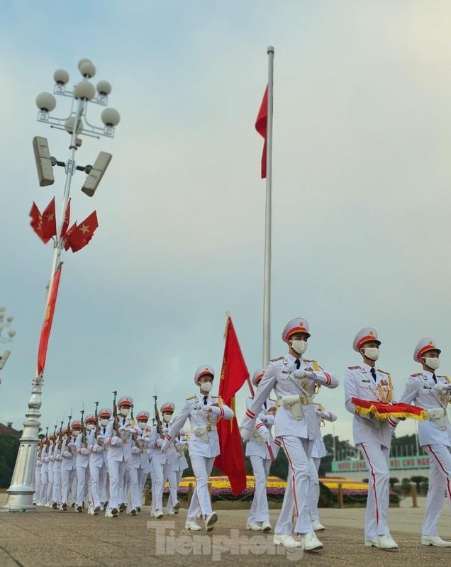 Le chao co thieng lieng truoc Lang Bac duoc chien si Tieu binh thuc hien the nao?-Hinh-12