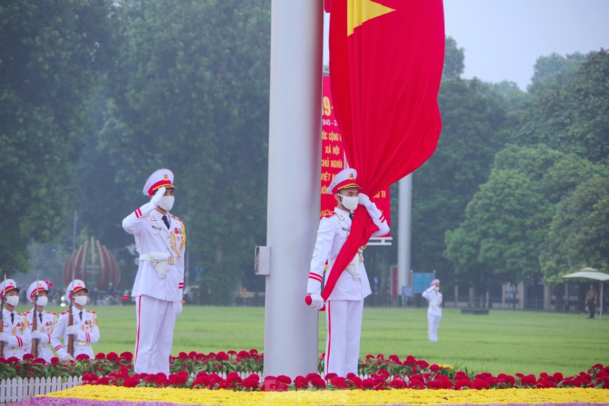 Le chao co thieng lieng truoc Lang Bac duoc chien si Tieu binh thuc hien the nao?-Hinh-6