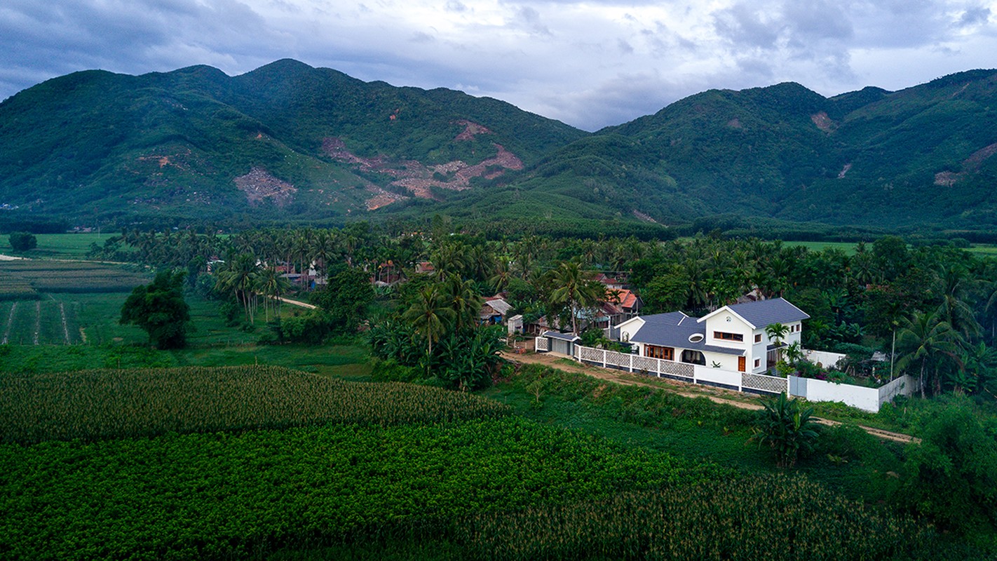 Can canh ngoi nha “tram nam khong cu” giua dong que Binh Dinh