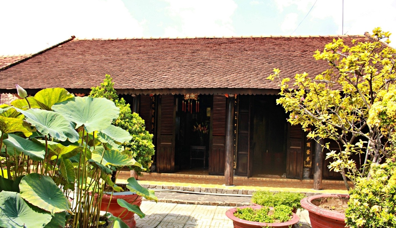 Kham pha ngoi nha co “ngon” 300 cay vang cua dai gia Binh Duong