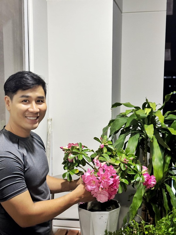 Me man ban cong ngap cay xanh va hoa trong nha MC Nguyen Khang