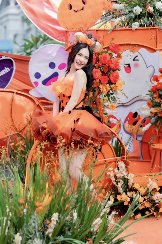 Xuyt xoa biet thu hoanh trang don Halloween cua Doan Di Bang-Hinh-10
