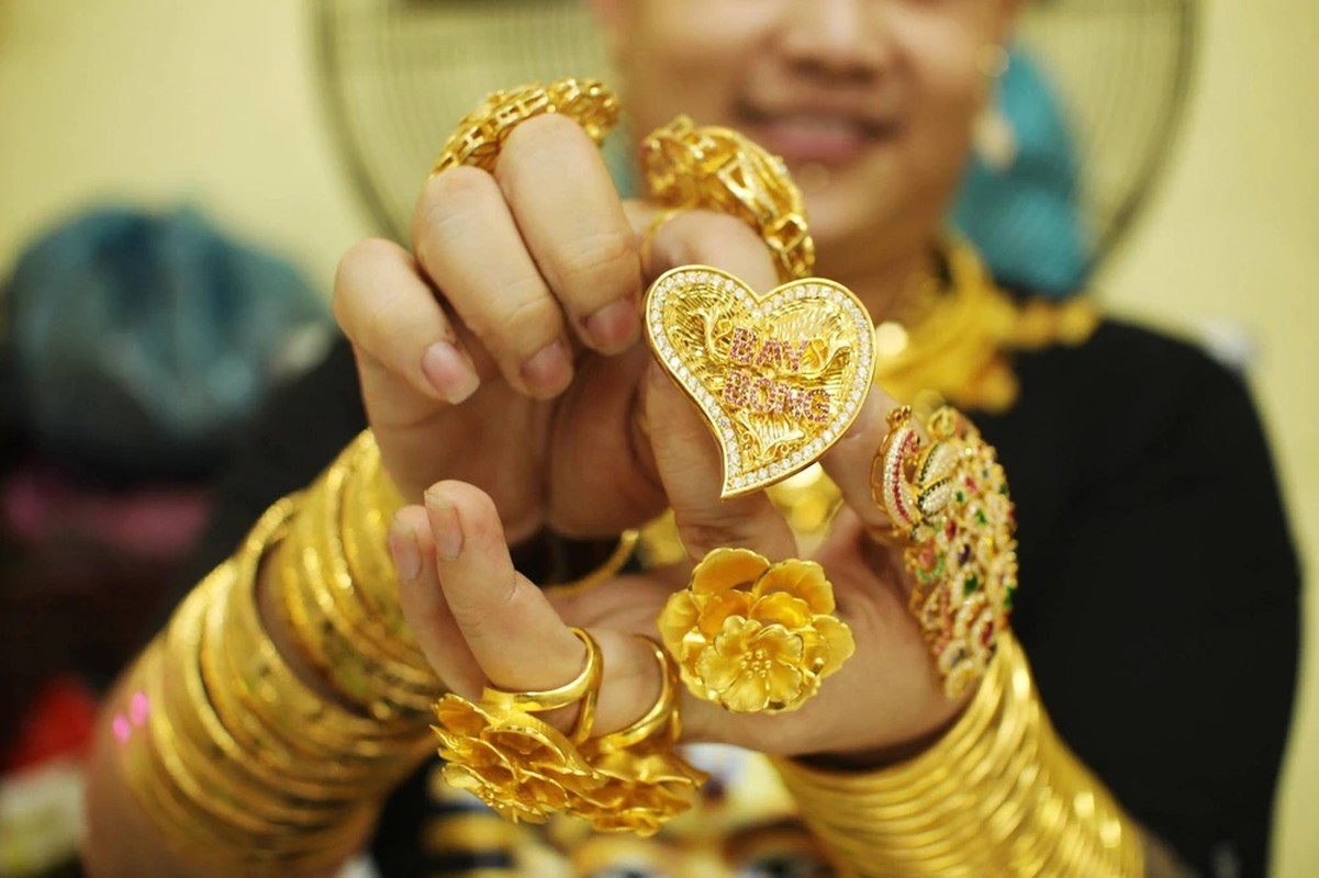View - 	3 đại gia Sài Gòn đeo vàng chỉ để bán hàng xôn xao dư luận 