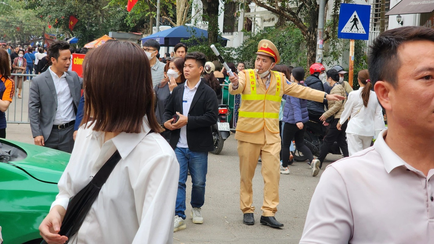 View - 	Dòng người nhích từng bước vào phủ Tây Hồ dâng lễ