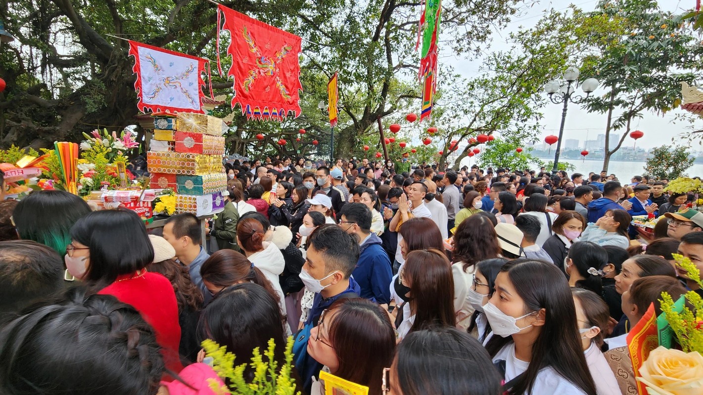 Dong nguoi nhich tung buoc vao phu Tay Ho dang le-Hinh-6