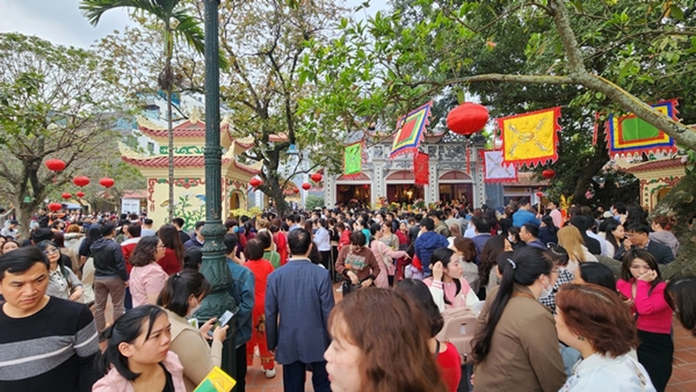 Dong nguoi nhich tung buoc vao phu Tay Ho dang le