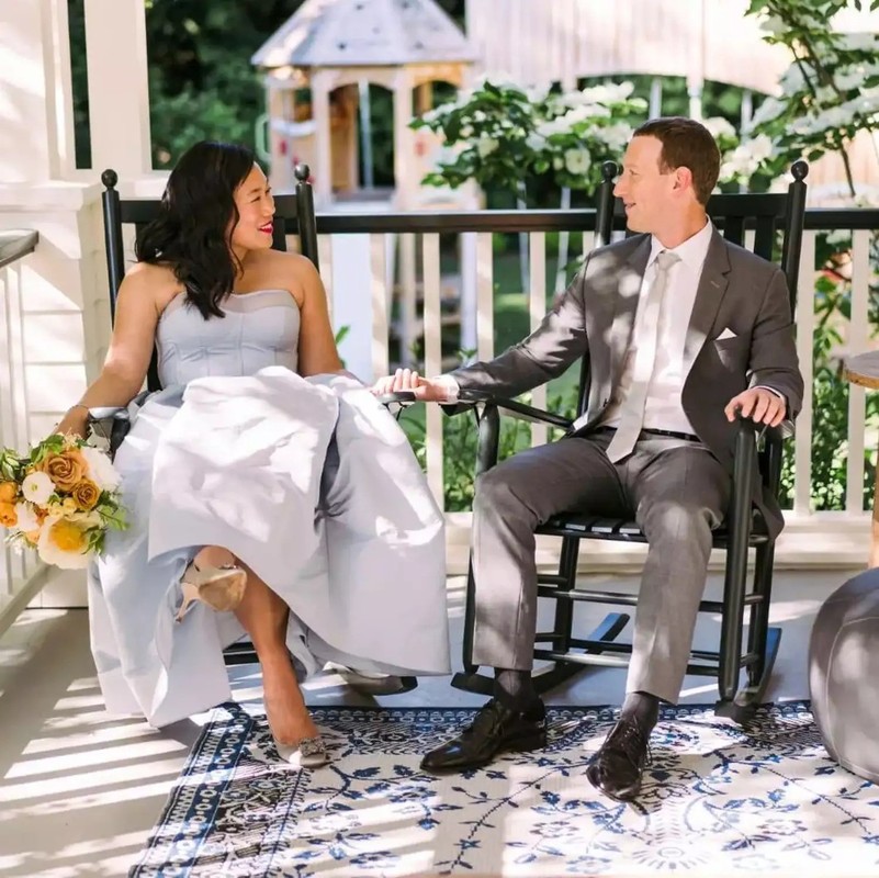 View - 	Hôn nhân hạnh phúc và lạ của vợ chồng ông chủ Facebook Mark Zucke