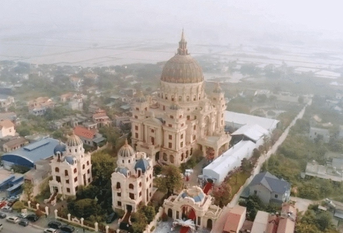 View - 	Toàn cảnh lâu đài phủ vàng gây bão mạng của đại gia Ninh Bình