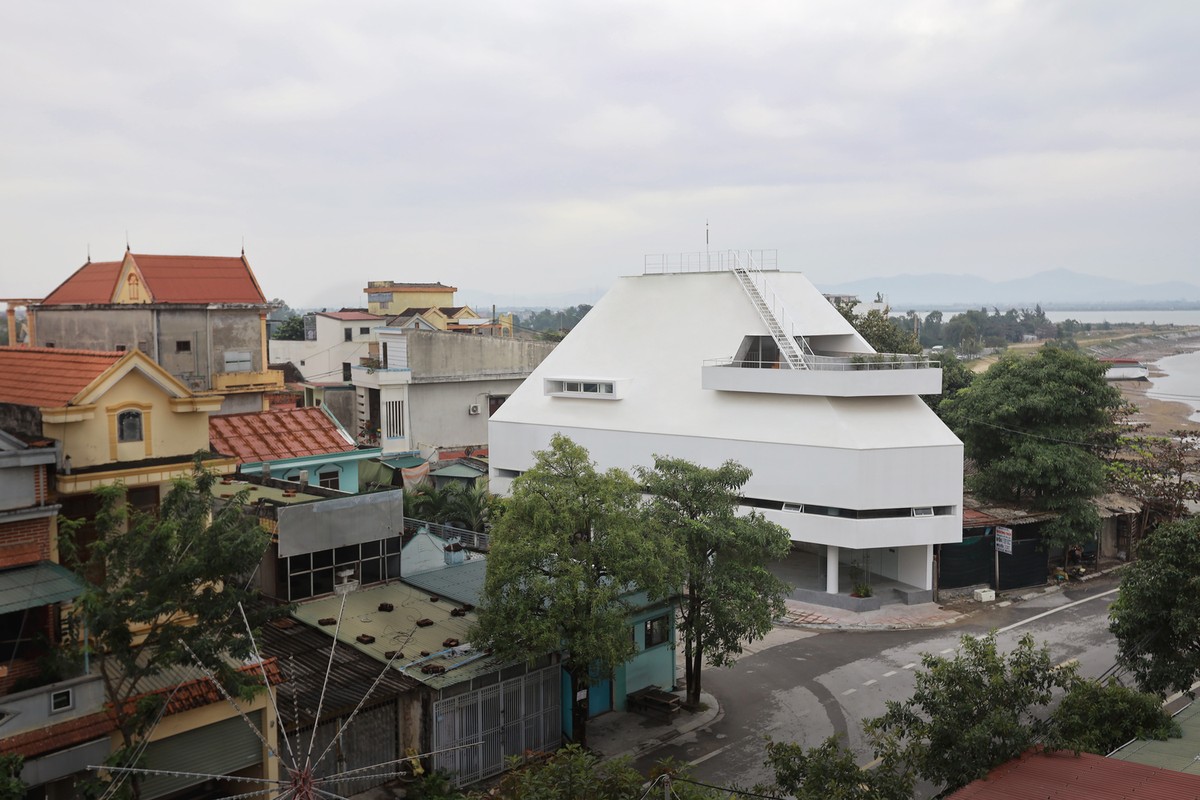 Nha mai nghieng tua suon nui dep ngo ngang o Quang Binh-Hinh-3