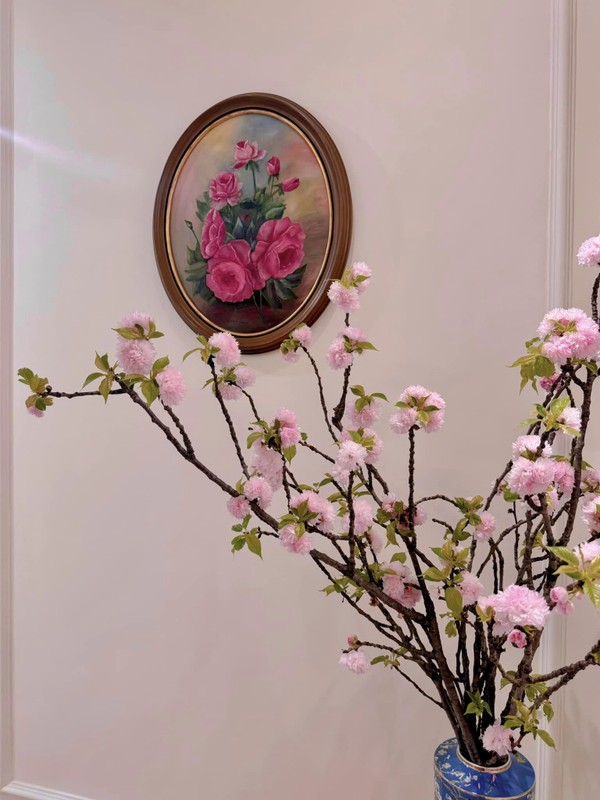 View - 	Phòng khách ngập sắc hoa trong căn hộ của MC Diệp Chi 