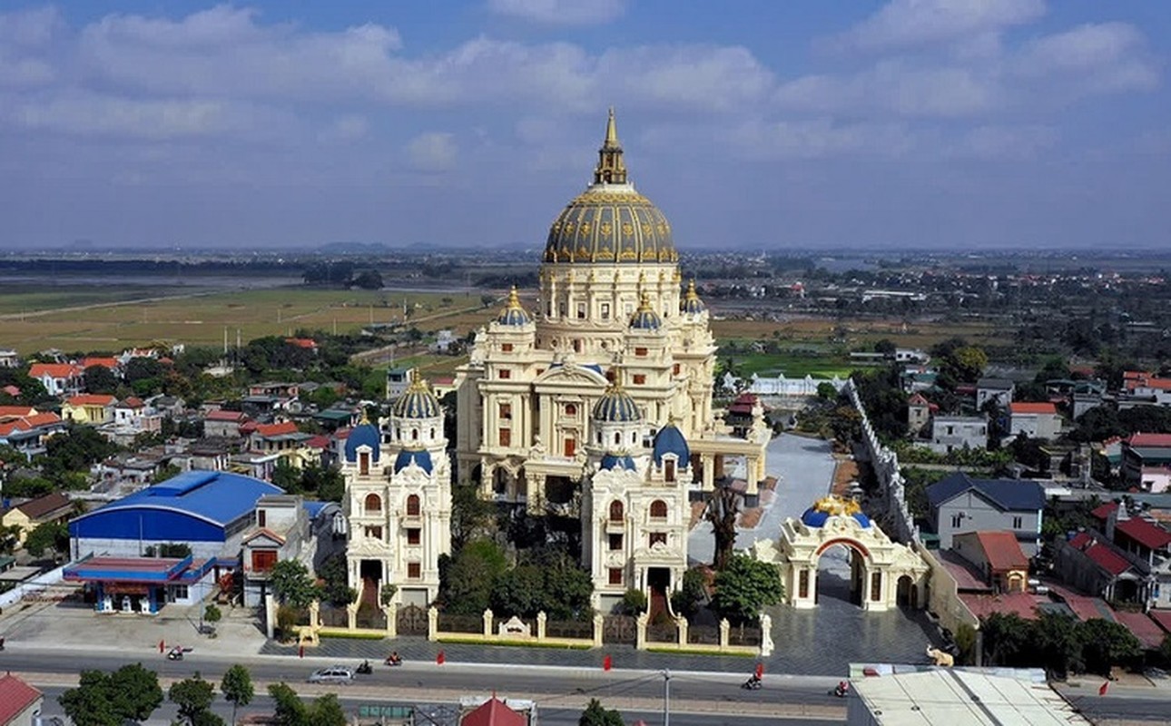 View - 	Cận cảnh tòa lâu đài dát vàng nghìn tỷ của đại gia Ninh Bình