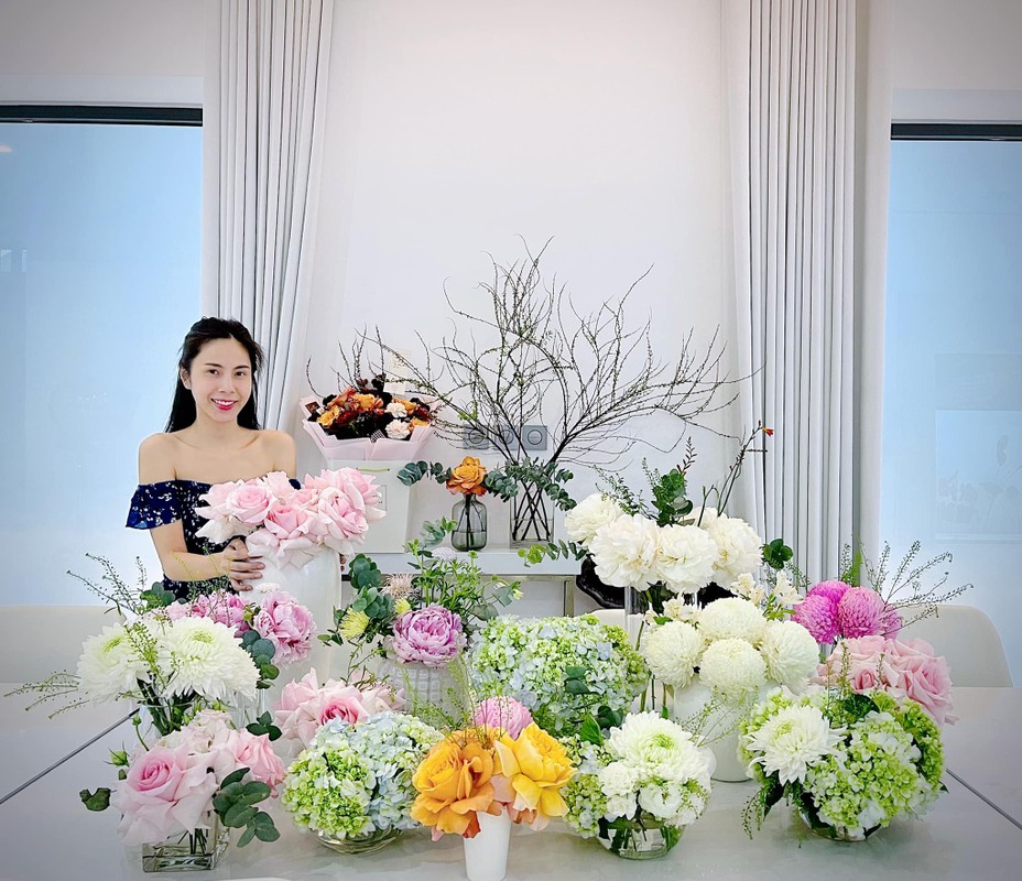 Can canh biet thu trai day hoa cua Cong Vinh - Thuy Tien-Hinh-10