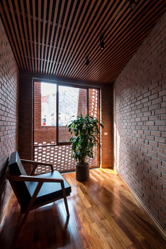 View - 	Ngôi nhà thiết kế 2 lớp gạch chống nóng đặc biệt ở Hà Nội