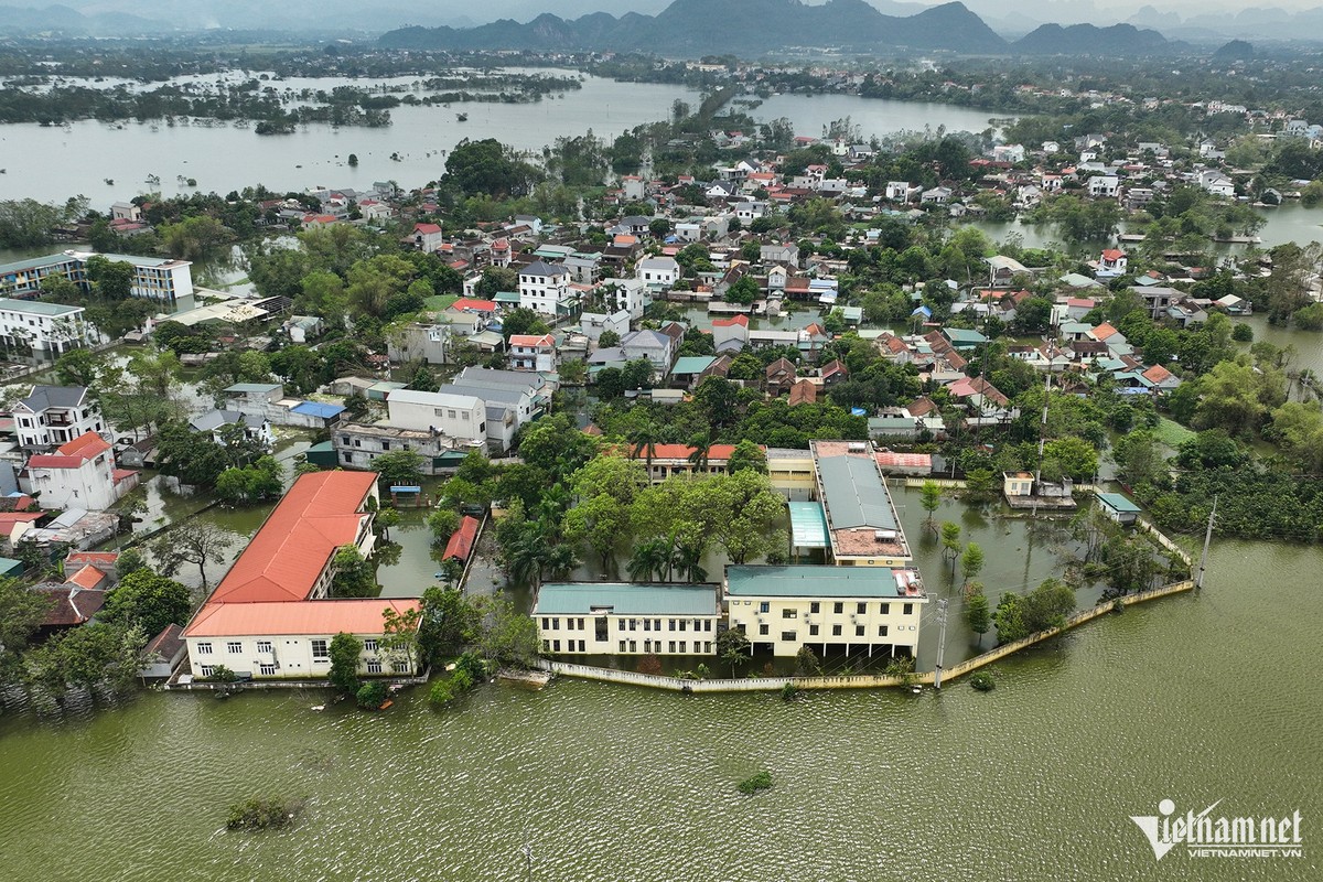 View - 	Nước không rút, rốn lũ Chương Mỹ 'hóa cảnh nước nổi miền Tây'