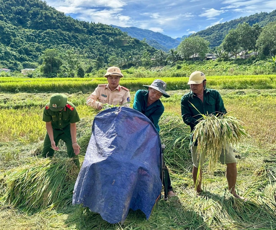 View - 	Hình ảnh đẹp của các chiến sĩ công an cứu người trong bão lũ