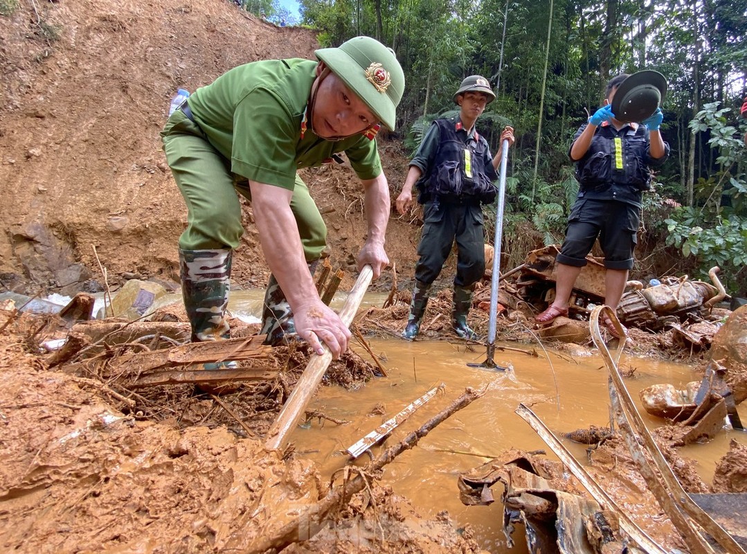 Cao Bang: Toan canh truc vot xe khach bi cuon troi, 29 nguoi chet-Hinh-11