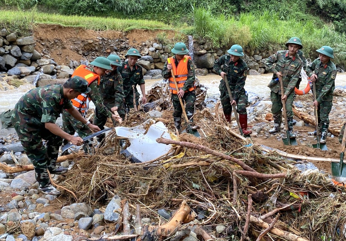 Cao Bang: Toan canh truc vot xe khach bi cuon troi, 29 nguoi chet-Hinh-16