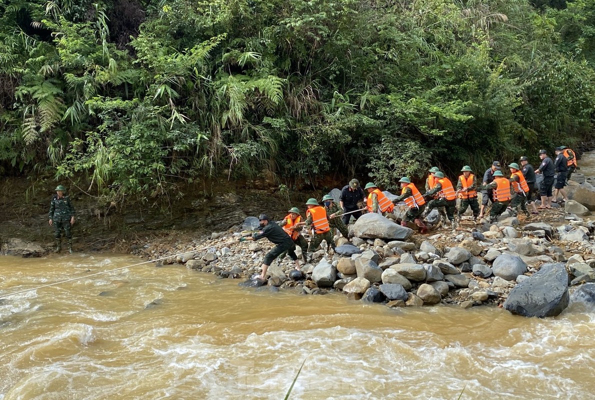 Cao Bang: Toan canh truc vot xe khach bi cuon troi, 29 nguoi chet-Hinh-17