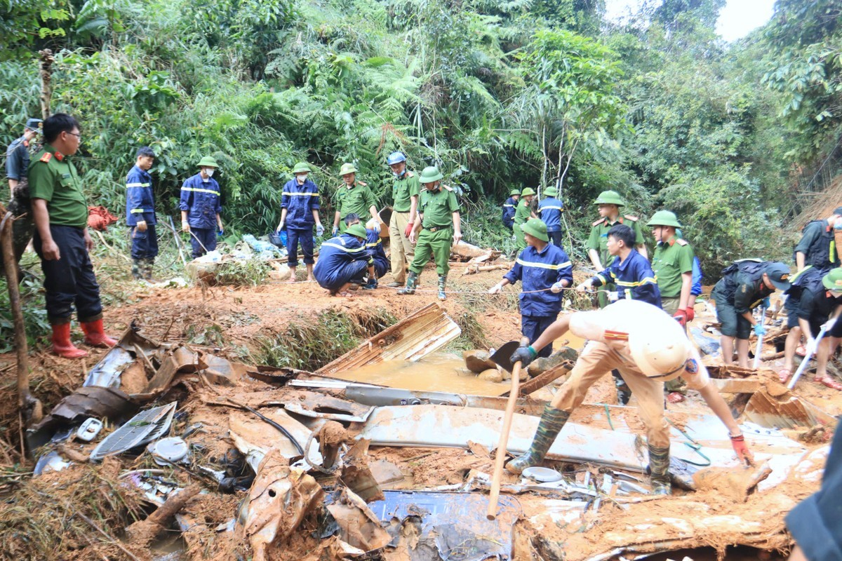 Cao Bang: Toan canh truc vot xe khach bi cuon troi, 29 nguoi chet-Hinh-19