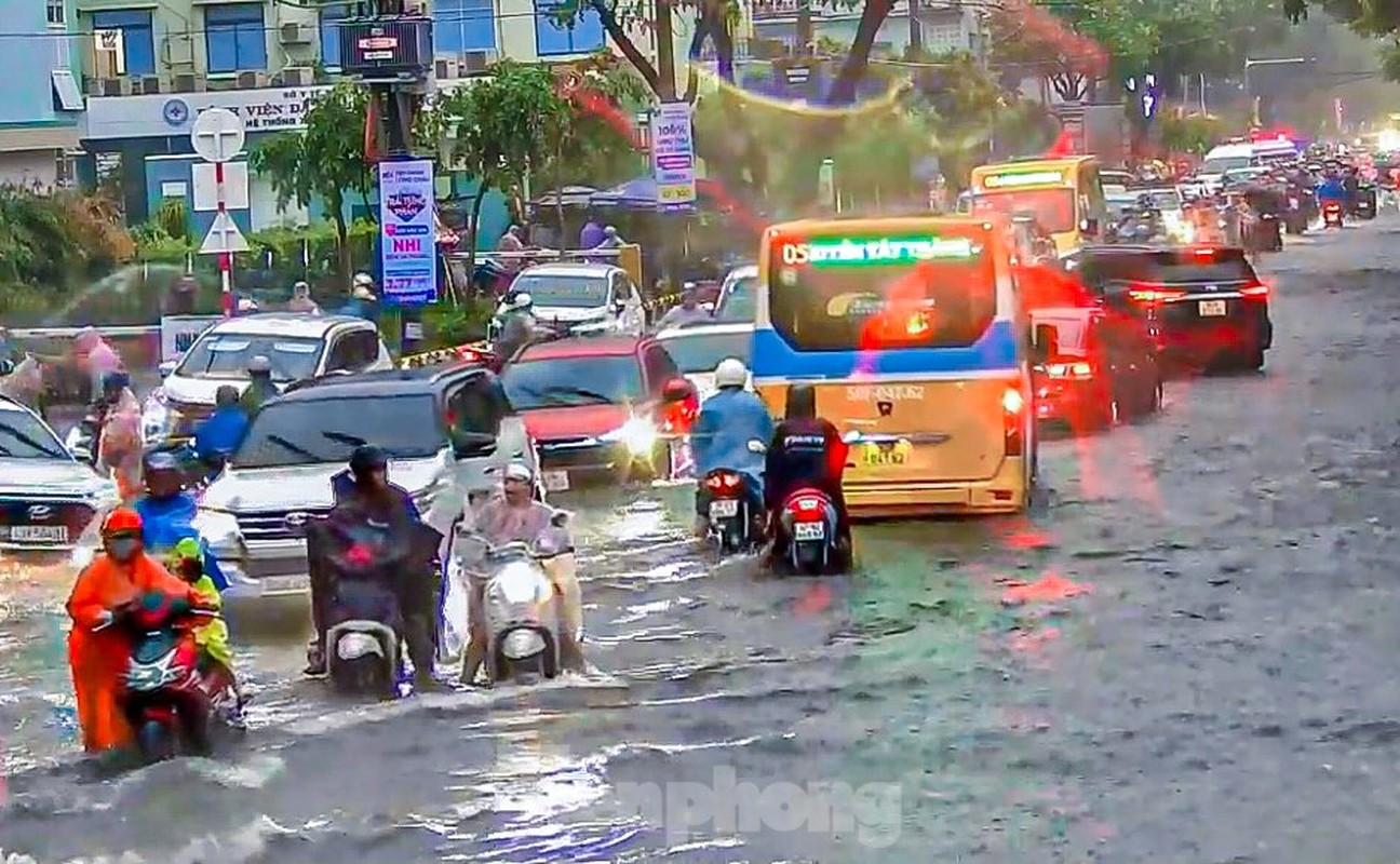 View - 	Đà Nẵng Nhiều tuyến phố ngập sâu, xe cộ ùn tắc