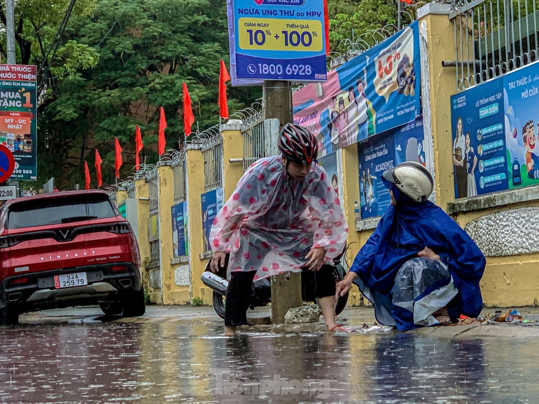 Da Nang: Nhieu tuyen pho ngap sau, xe co un tac-Hinh-3