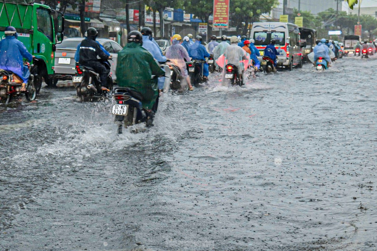 View - 	Đà Nẵng Nhiều tuyến phố ngập sâu, xe cộ ùn tắc