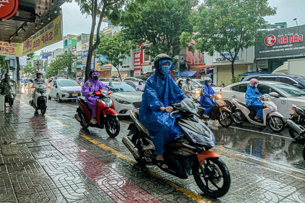 Da Nang: Nhieu tuyen pho ngap sau, xe co un tac-Hinh-5