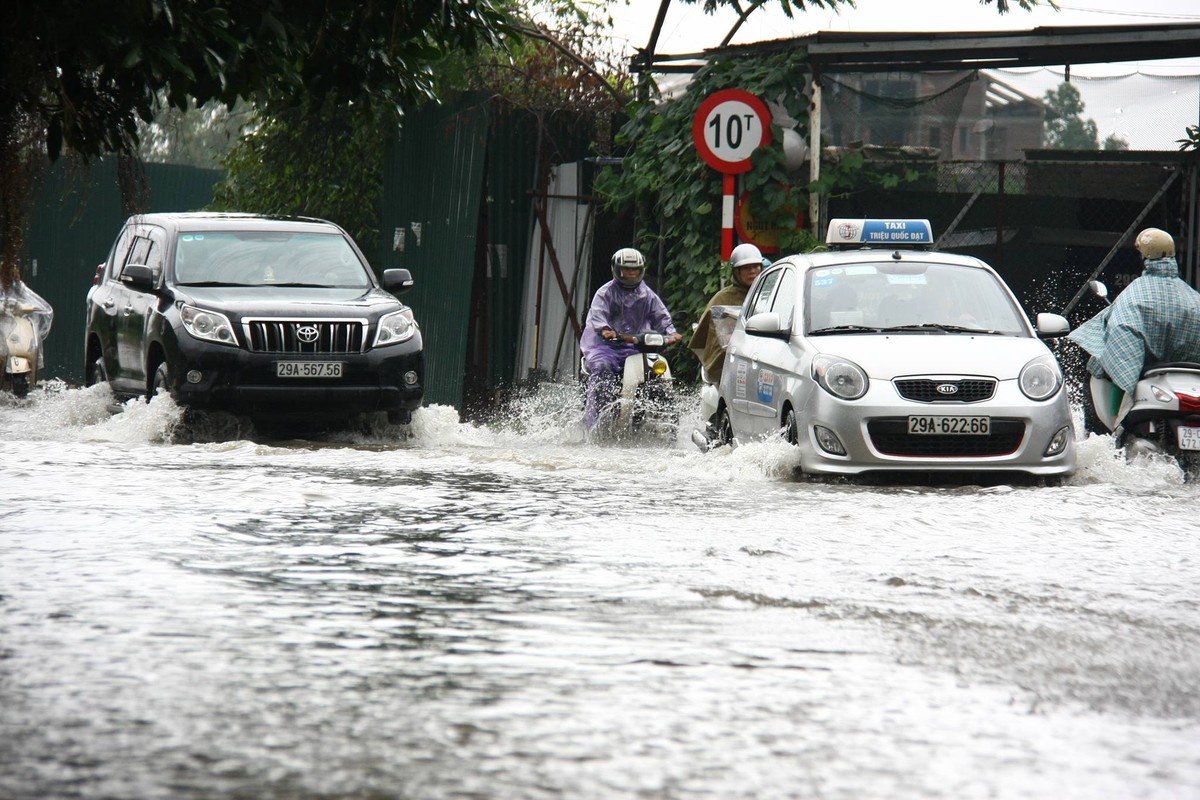 Mua suot dem, nguoi Ha Noi lai vat lon voi tac duong, ngap lut-Hinh-8