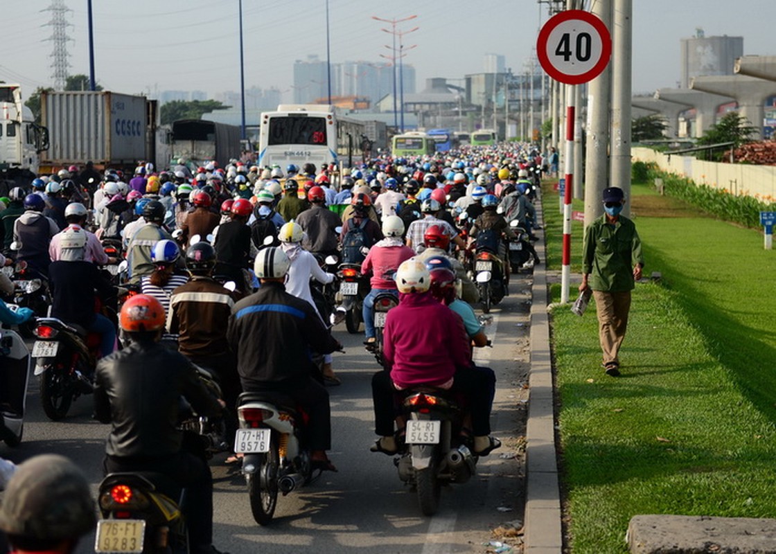 Nghet tho vi bui, ket xe kinh hoang tren Xa lo Ha Noi-Hinh-2