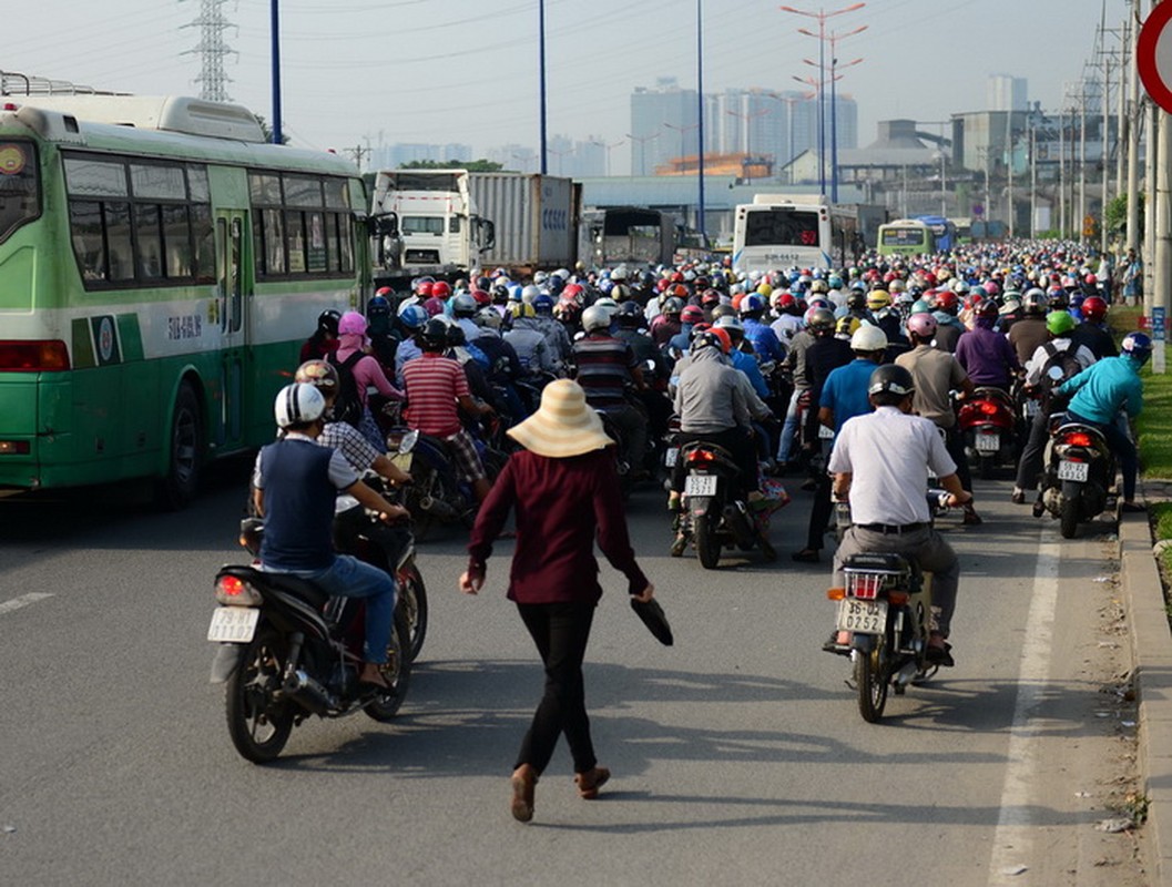 Nghet tho vi bui, ket xe kinh hoang tren Xa lo Ha Noi-Hinh-4