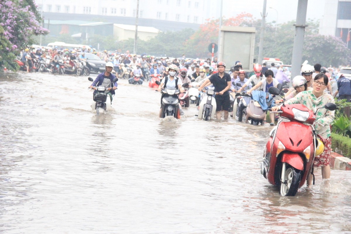 Giao thong Ha Noi gan nhu te liet vi ngap lut sau mua-Hinh-10