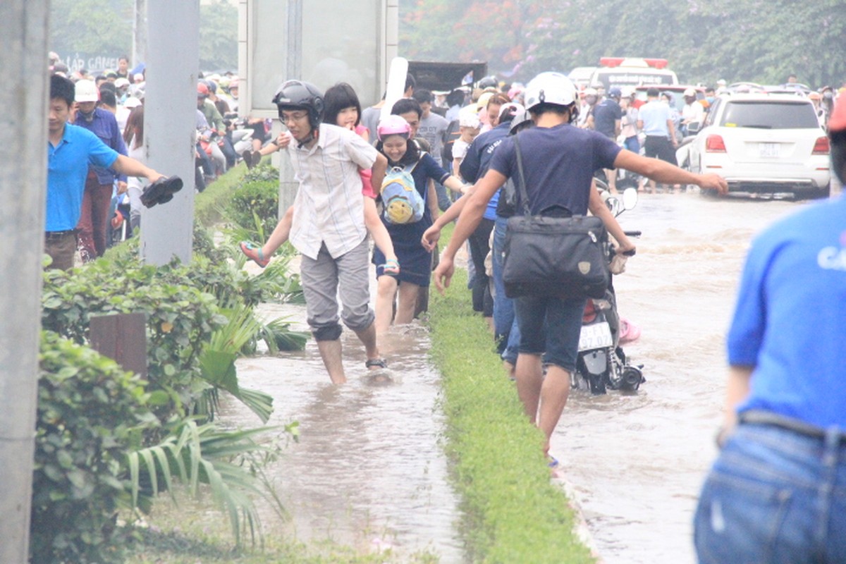 Giao thong Ha Noi gan nhu te liet vi ngap lut sau mua-Hinh-11