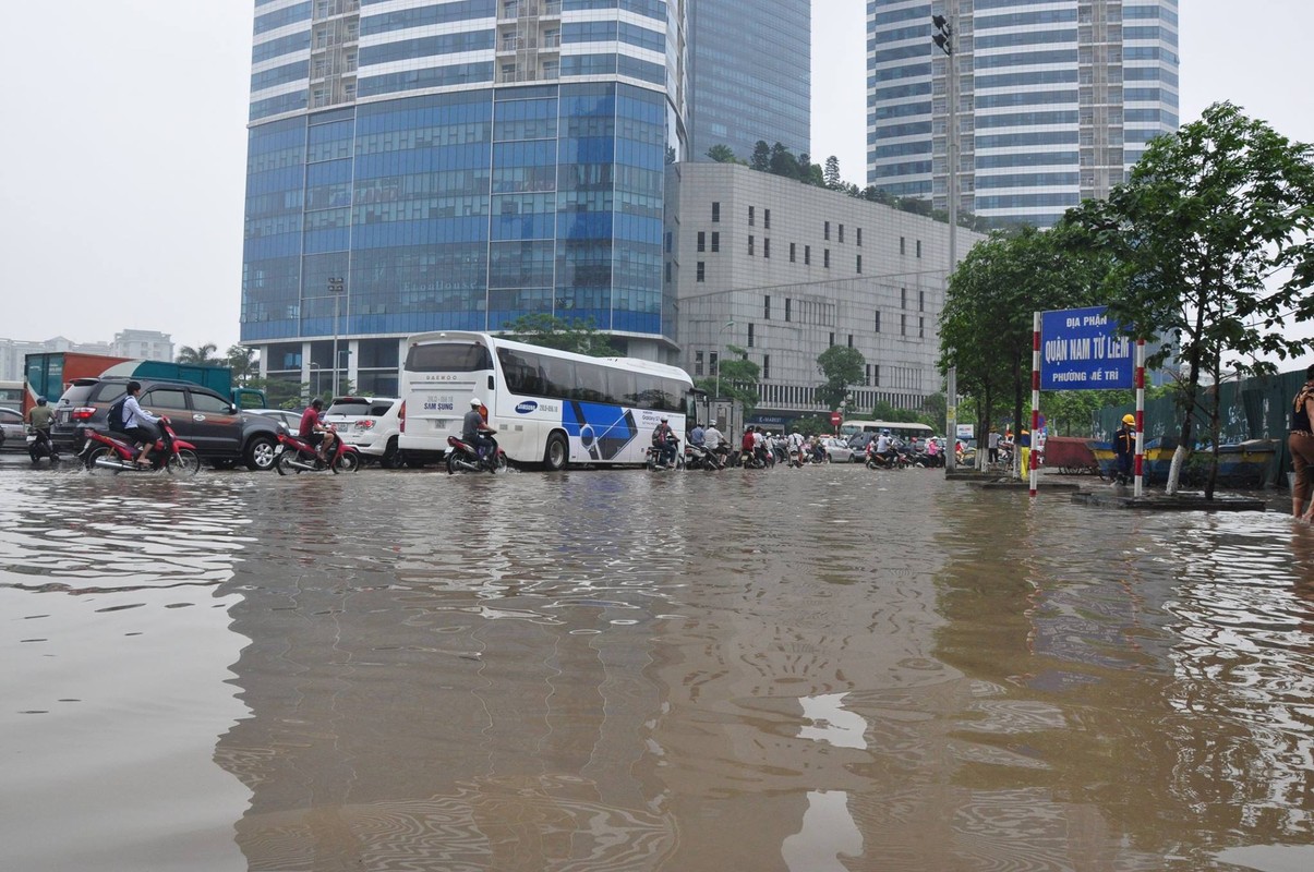 Giao thong Ha Noi gan nhu te liet vi ngap lut sau mua-Hinh-2