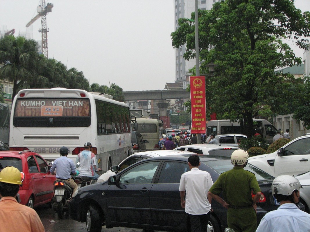 Giao thong Ha Noi gan nhu te liet vi ngap lut sau mua-Hinh-6