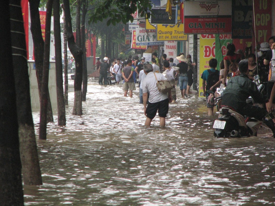 Giao thong Ha Noi gan nhu te liet vi ngap lut sau mua-Hinh-8