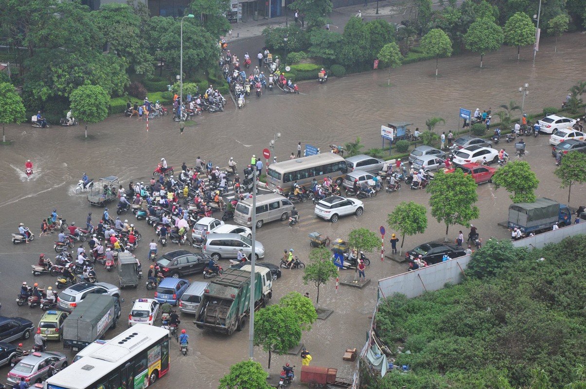 Giao thong Ha Noi gan nhu te liet vi ngap lut sau mua