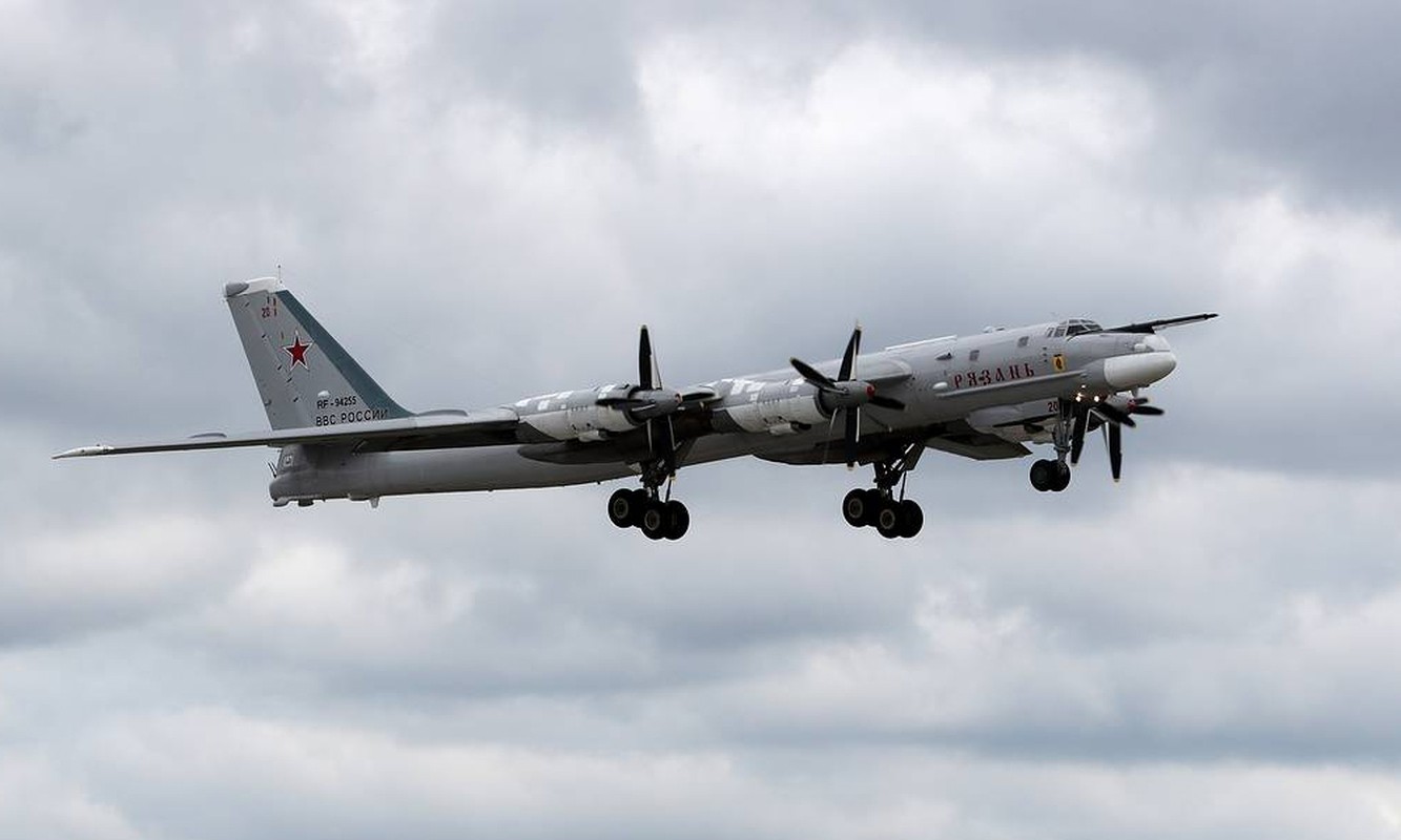 TU-95MS Nga mang ten lua ra bien Na Uy, F-16 NATO ron ren theo sau-Hinh-4