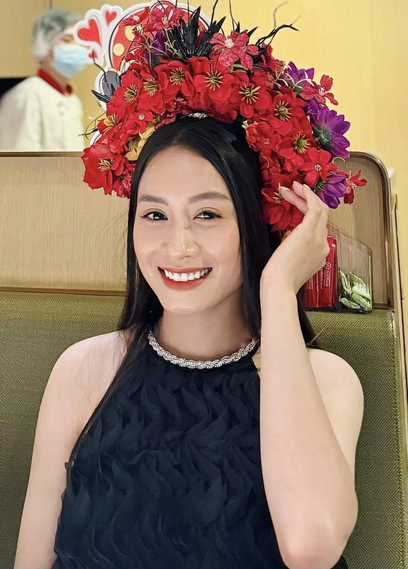 Du trend “cai hoa len toc”, hot girl tuyen nu Viet Nam xinh “ngay ngat“