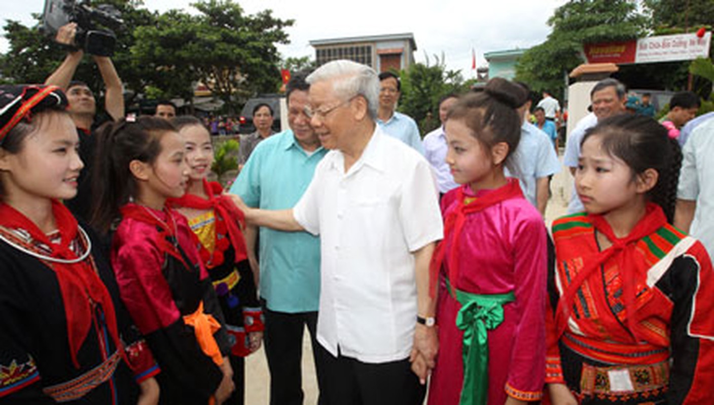 View - 	Nhìn lại loạt ảnh Tổng Bí thư Nguyễn Phú Trọng với các em nhỏ