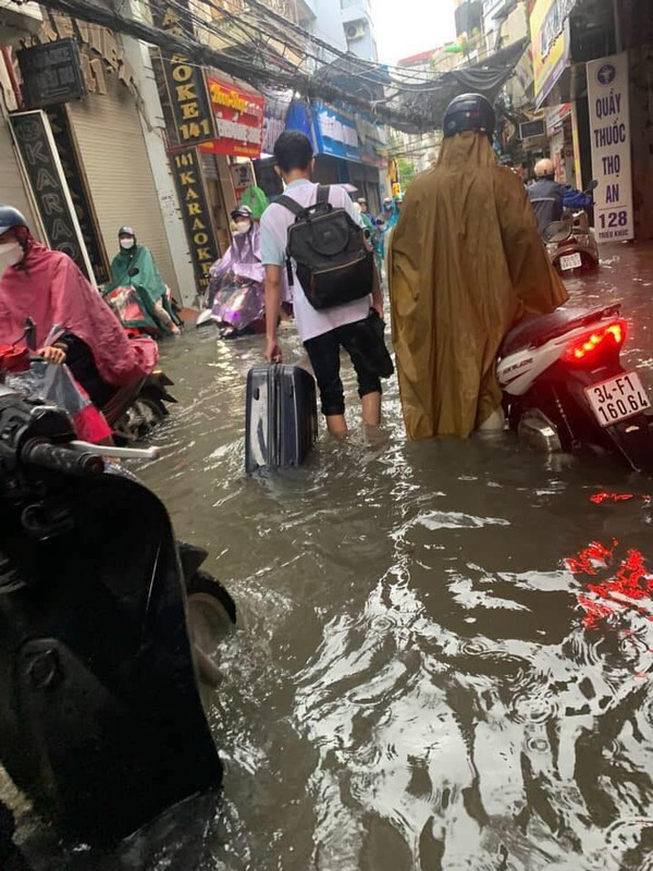 “Vinh Trieu Khuc” ngay Ha Noi mua gio, nguoi dan thi nhau bat ca-Hinh-4