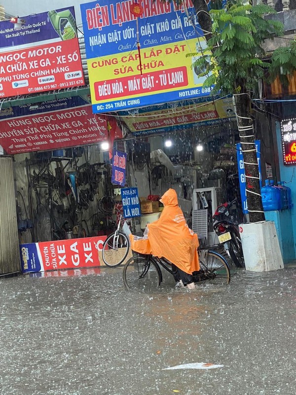 “Vinh Trieu Khuc” ngay Ha Noi mua gio, nguoi dan thi nhau bat ca-Hinh-9