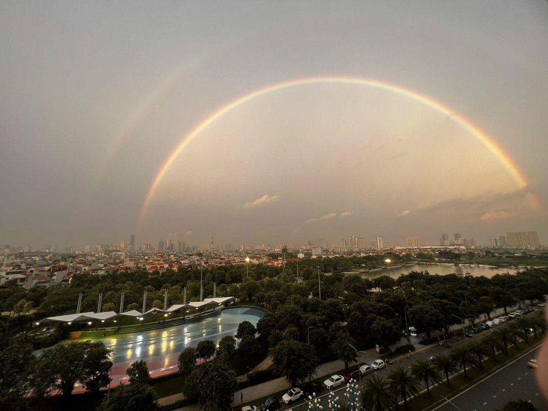 Cau vong doi xuat hien giua bau troi rang vang Ha Noi gay chu y-Hinh-5