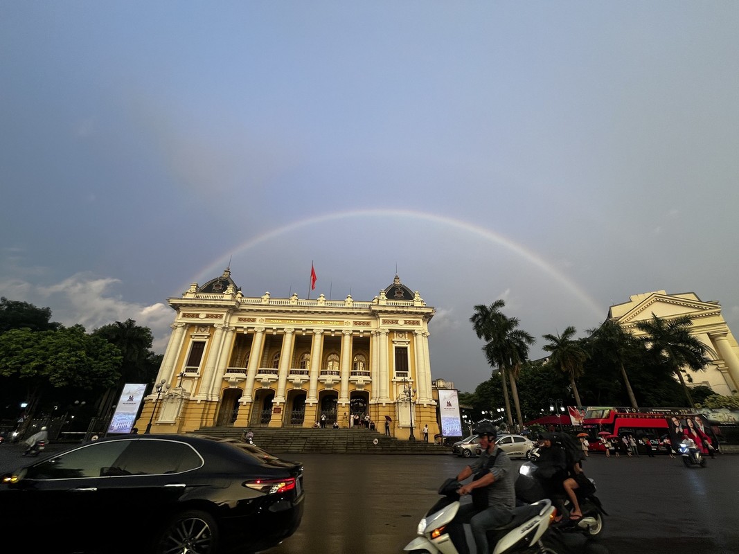 Cau vong doi xuat hien giua bau troi rang vang Ha Noi gay chu y-Hinh-7