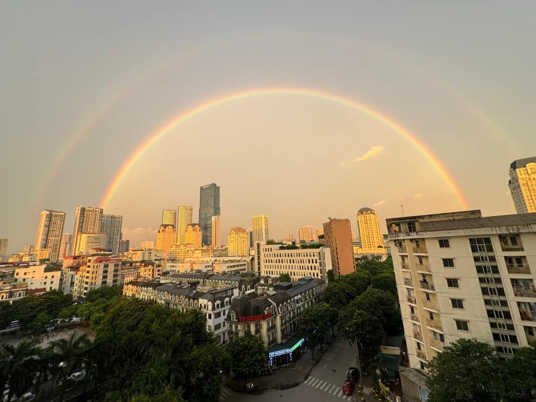 Cau vong doi xuat hien giua bau troi rang vang Ha Noi gay chu y-Hinh-9