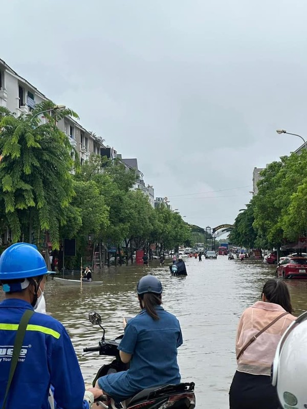 Ha Noi ngap trong nuoc, dan cong so ru nhau cheo thuyen di lam-Hinh-10