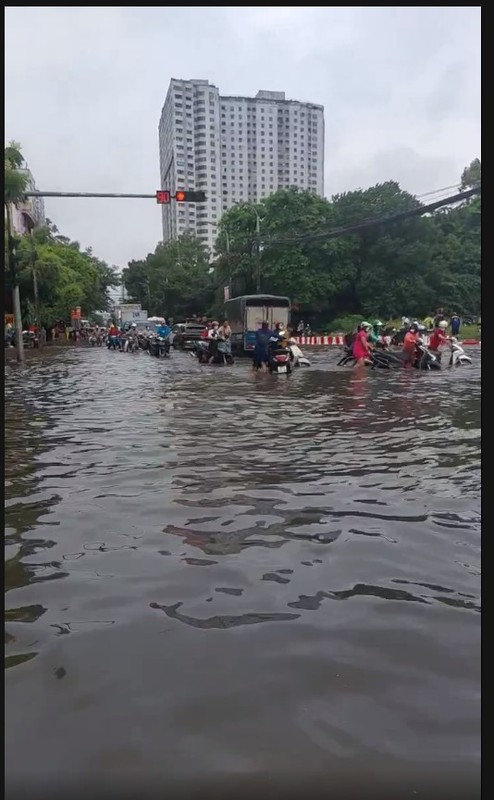 View - 	Hà Nội ngập trong nước dân công sở rủ nhau chèo thuyền đi làm